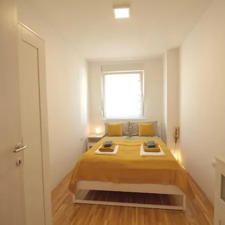 White Fields-central 2-bdrm With Parking Apartment Novi Sad