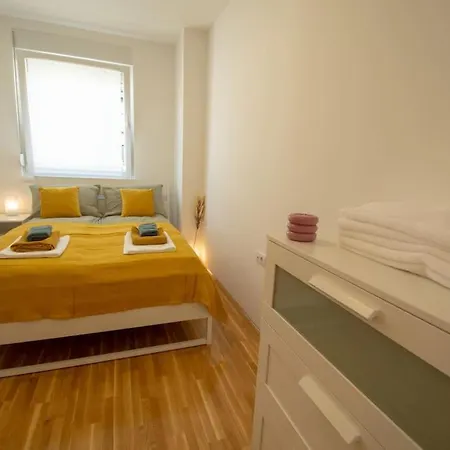 White Fields-central 2-bdrm With Parking