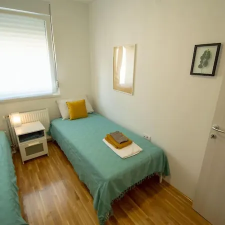 White Fields-central 2-bdrm With Parking Apartment Novi Sad