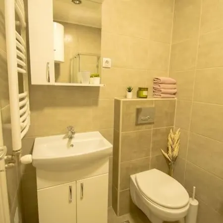 White Fields-central 2-bdrm With Parking Apartamento Novi Sad