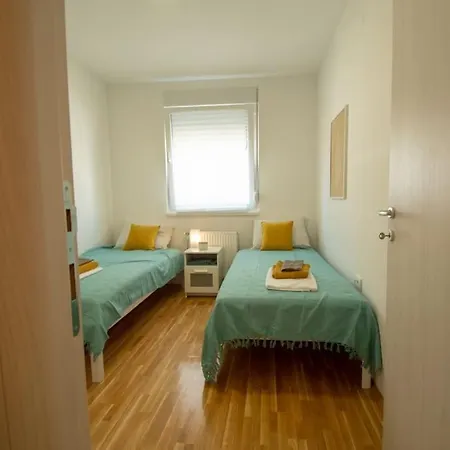 White Fields-central 2-bdrm With Parking Novi Sad