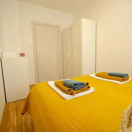 White Fields-central 2-bdrm With Parking Apartment *