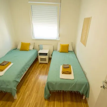 White Fields-central 2-bdrm With Parking