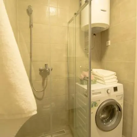 Apartment White Fields-central 2-bdrm With Parking