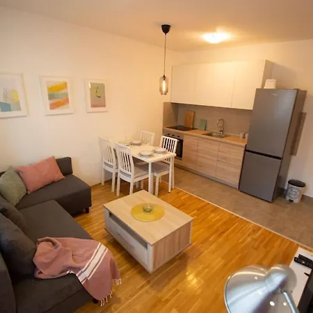 White Fields-central 2-bdrm With Parking *