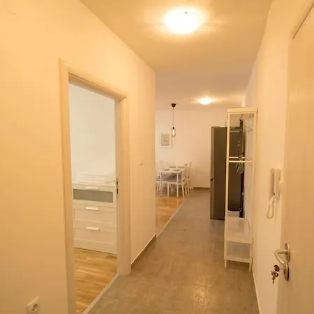 White Fields-central 2-bdrm With Parking Apartamento *