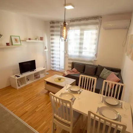 White Fields-central 2-bdrm With Parking