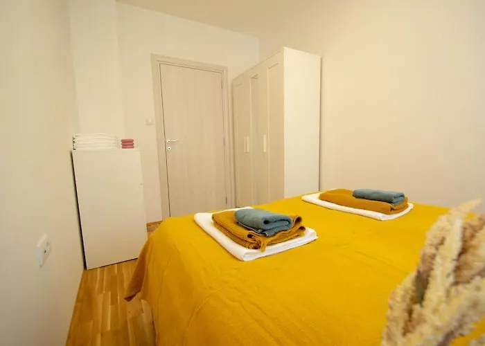 White Fields-central 2-bdrm With Parking Appartamento *